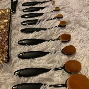 Oval makeup brush bundle